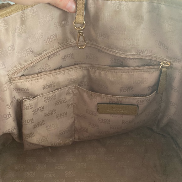 100% Authentic Michael Kors tote - Picture 5 of 5